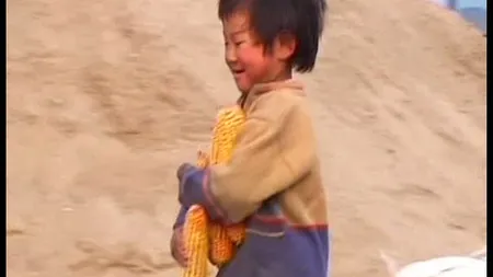 China: O fetiţă de 4 ani munceşte pentru a-şi susţine părinţii handicapaţi VIDEO