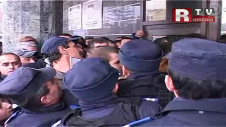 Haos la înmatriculări. Şoferii s-au călcat în picioare la Piteşti VIDEO
