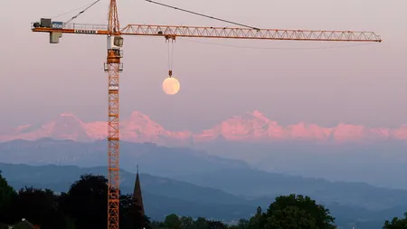 Fotografia zilei: Aşa răsare Luna deasupra Alpilor
