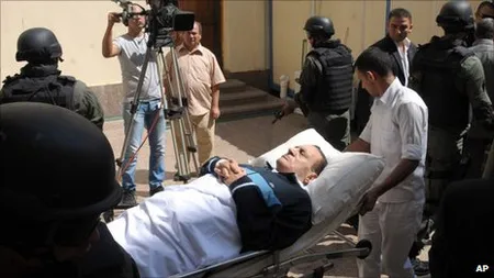 Fostul preşedinte egiptean, Hosni Mubarak, transportat pe targă la tribunal