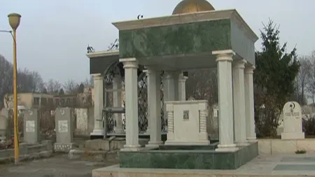 Musulmanii din Constanţa şi-au făcut palate cu turnuri poleite în cimitir VIDEO