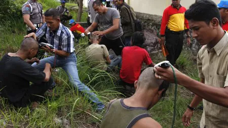 În Indonezia punkerii sunt tunşi, dezbrăcaţi şi spălaţi de poliţişti