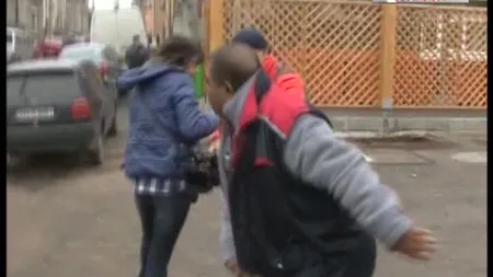 INCREDIBIL: O jurnalistă a fost lovită cu o bucată de lemn de un vânzător de brazi VIDEO