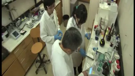 Doi ingineri chinezi au inventat hainele care se curăţă singure