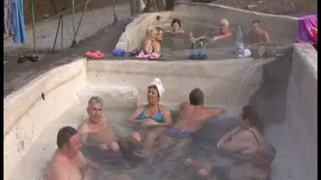 Turiştii de la Băile Herculane au făcut baie la zero grade de Crăciun VIDEO