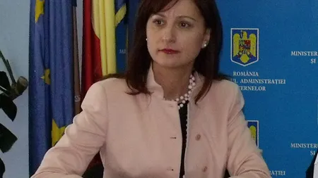 LICITEAZĂ pentru rochia donată de Sorina Plăcintă!