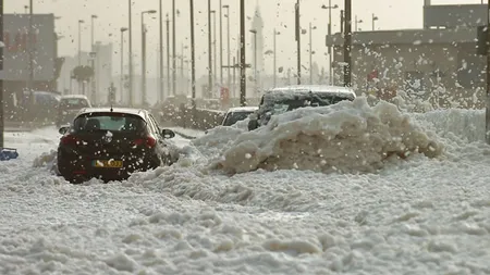 Tsunami cu spumă de mare într-un orăşel din Anglia VIDEO