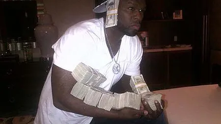 Au şi alţii cocalarii lor! 50 Cent pozează cu teancuri de bani pentru pagina de Twitter