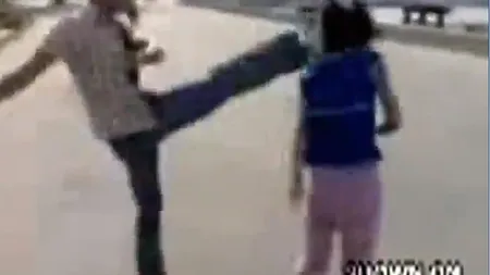Un tânăr îşi bate iubita în plină stradă VIDEO