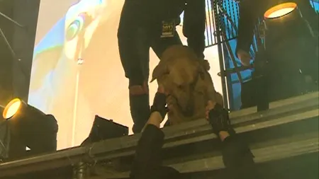 Smiley, pe scenă cu un maidanez, de Revelion VIDEO