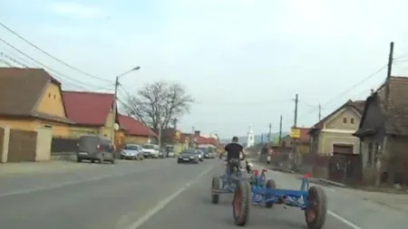 Cu căruţa trasă de bicicletă, pe drumurile patriei VIDEO