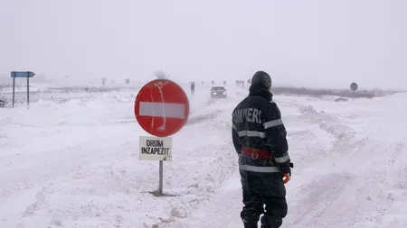 Mai multe DRUMURI sunt închise din cauza ninsorilor şi viscolului. Vezi restricţiile de trafic