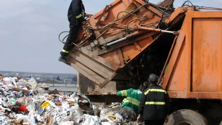 30 de maşini pline cu gunoi au fost blocate de lucrători la poarta rampei din Dâmboviţa