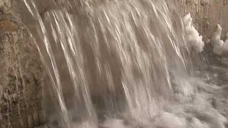 Ger de crapă ţevile. O conductă s-a spart şi a inundat o stradă din centrul Craiovei VIDEO