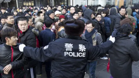 Chinezii au atacat cu ouă magazinul Apple din Beijing