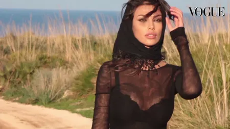 Vogue Italia: Mădălina Ghenea are farmecul mediteranean al Sophiei Loren şi privirea Angelinei Jolie