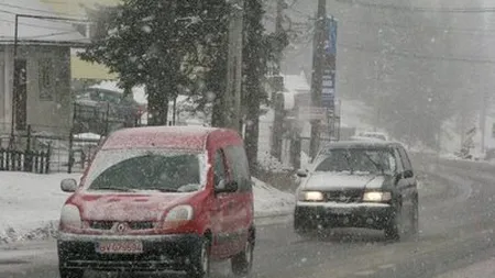 Atenţie şoferi! Poliţia recomandă să se circule cu prudenţă în zona montană, unde ninge viscolit