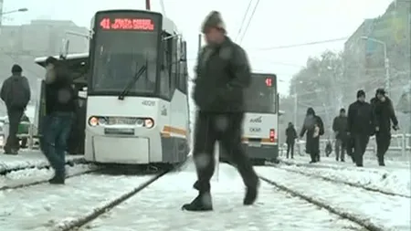 Oamenii străzii din Capitală vor primi mănuşi, căciuli şi ciorapi