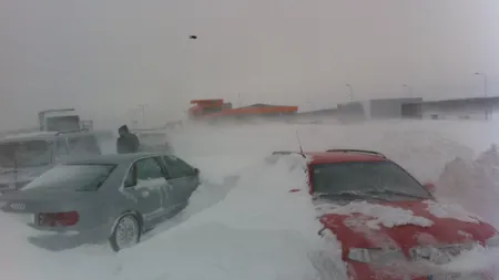 Maşini îngropate în zăpadă pe DN2 - GALERIE FOTO