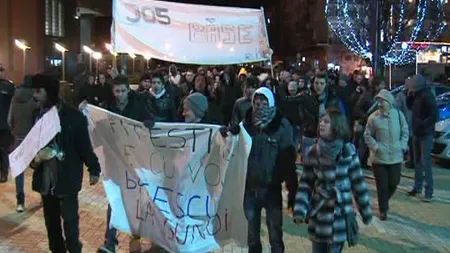 Protest violent la Piteşti: jandarm lovit cu pumni şi picioare. Doi tineri au fost reţinuţi VIDEO