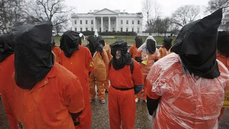 Proteste în costum de deţinuţi pentru închiderea lagărului de la Guantanamo