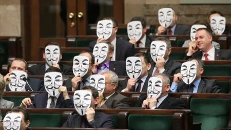 Membrii Parlamentului polonez au purtat măştile simbol ale hackerilor Anonymous