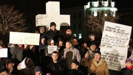 Protest la Cluj-Napoca: Manifestanţii scandează 