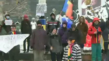 Bucureştenii au înfruntat gerul în a 15-a zi de proteste: Plouă, ninge, noi vom învinge VIDEO