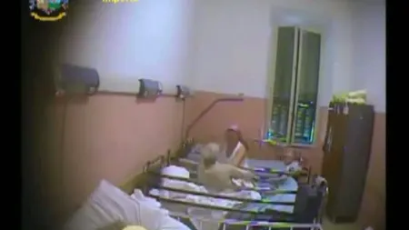 Cum bate o asistentă româncă pacienţii italieni VIDEO