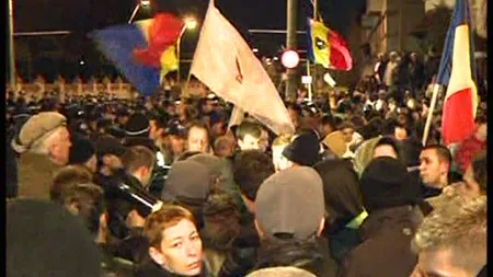 Protest cu îmbrânceli în poarta lui Băsescu VIDEO