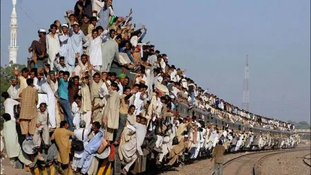 Şocant. Indonezienii sunt daţi jos de pe tren cu bile de beton