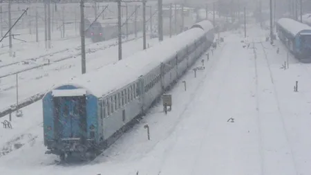 Trenuri de călători, anulate din cauza garniturii rămase înzăpezită încă de luni la Mihai Viteazu