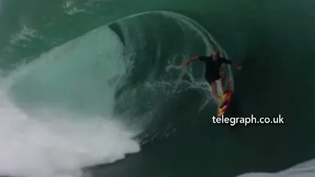 INEDIT: Valuri uriaşe în Tahiti filmate în slow motion VIDEO