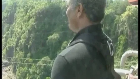 Ministrul turismului din Zambia face bungee jumping să demonstreze că e sigur - VIDEO