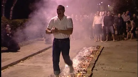 Bruno Medicina, italianul care a convins aproape 5.000 de oameni să meargă pe cărbuni încinşi VIDEO