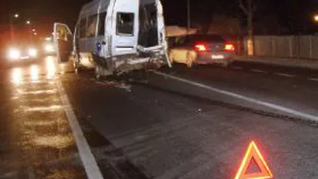 Accident cu cinci răniţi în apropiere de Suceava. Un microbuz cu muncitori s-a izbit de o maşină