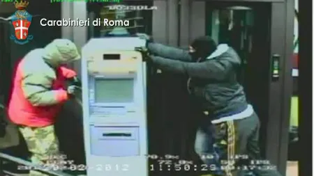 Jaf la o bancă din Roma: hoţii au smuls bancomatul şi au vrut să fugă cu el VIDEO