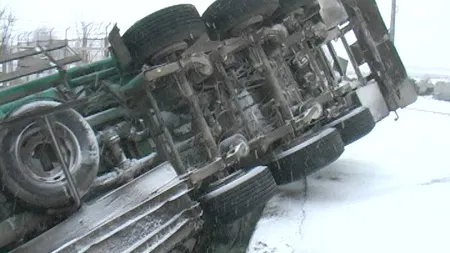 Scurgeri de motorină dintr-o cisternă răsturnată pe DN 79, în Arad