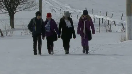 Braşov: 150 de copii merg pe jos şi 10 kilometri pentru a ajunge la şcoală