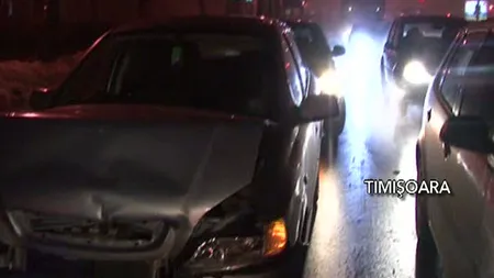 Noapte cu ghinion pentru mai mulţi şoferi din ţară. 10 maşini avariate din cauza poleiului VIDEO