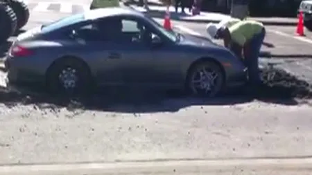 Un şofer a rămas înţepenit cu Porsche-ul în ciment proaspăt turnat VIDEO