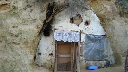 O familie din Ocna Sibiului locuieşte de mai bine de cinci ani într-o grotă