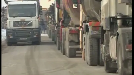 Coadă la sare pentru deszăpezire. Zeci de camioane aşteaptă la mina de sare Slănic Prahova
