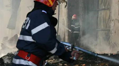Incendiu la mansarda unei pensiuni-restaurant din Deva. Soţia proprietarului a făcut atac de panică