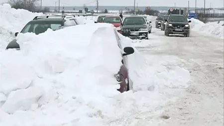 Maşini blocate în zăpezi, după ce la Suceava a nins abundent toată noaptea