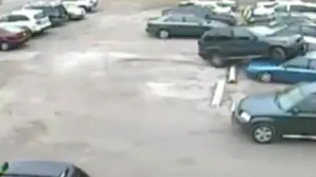 Culmea parcării: A încurcat frâna cu acceleraţia şi s-a urcat peste două maşini VIDEO
