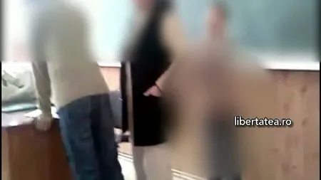 Un elev mimează sexul pe la spatele profesoarei sale VIDEO