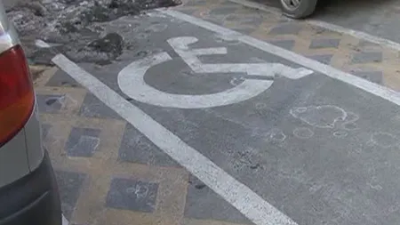 Sibiu: Hingherii de maşini au umilit un bărbat cu deficienţe fizice deşi parcase într-un loc special