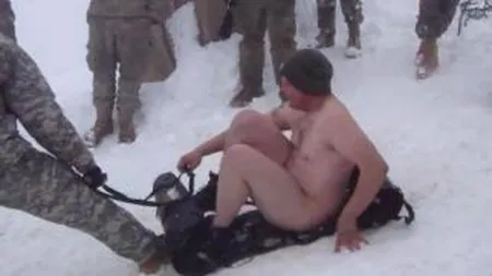 Înnebuniţi de zăpadă: Soldaţii americani din Afganistan se dau cu sania în pielea goală VIDEO
