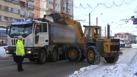 Autorităţile gorjene au început să care zăpada cu camioanele la marginea oraşului VIDEO